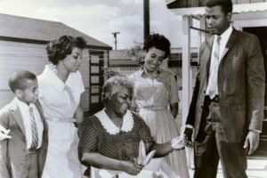 A raisin in the sun essay 4 A raisin in the sun essay (700 words)
